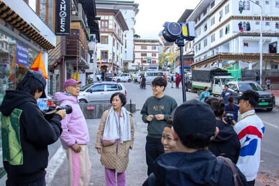 DeWonder 共同創辦人 Rubio 帶領汪明荃和羅家英漫步不丹首都街頭。