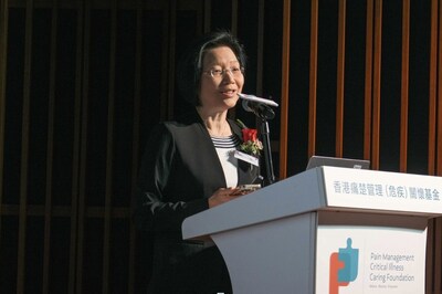 港大醫學院臨床醫學學院臨床教授及癌症醫學中心總監許漪雯教授比較不同治療方法,包括放射治療、化學治療、荷爾蒙治療、手術等,並強調獲得疼痛管理是「基本人權」。 港大醫學院臨床醫學學院臨床教授及癌症醫學中心總監許漪雯教授比較不同治療方法,包括放射治療、化學治療、荷爾蒙治療、手術等,並強調獲得疼痛管理是「基本人權」。