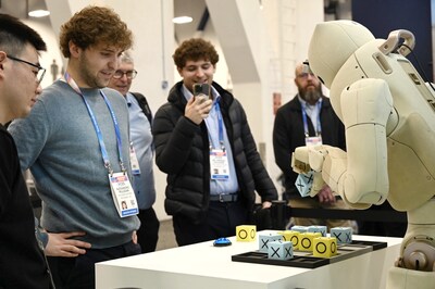 Visitors played chess game with GR-3 at CES 2026