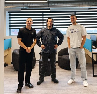 Trois des membres de la nouvelle équipe de la firme à Sherbrooke, Luka Juneau, CPI, Henri Nadeau, ing., et Mathis Kingsley composent l’une des nouvelles cellules de talent qui œuvre au développement des projets dans Sherbrooke et la région de l’Estrie. (Groupe CNW/Équipe Laurence)