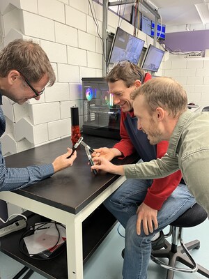 From left to right: François Fillion-Gourdeau (IPL/INRS), Sylvain Fourmaux (INRS) and Simon Vallières (INRS) examining neutron bubble detectors. (CNW Group/Institut National de la recherche scientifique (INRS)) From left to right: François Fillion-Gourdeau (IPL/INRS), Sylvain Fourmaux (INRS) and Simon Vallières (INRS) examining neutron bubble detectors. (CNW Group/Institut National de la recherche scientifique (INRS))