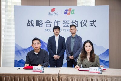 Ông Phạm Thanh Tuấn, Giám đốc công ty FPT Trung Quốc, Tập đoàn FPT (thứ hai từ trái sang) và ông Zhang Ning, Tổng giám đốc bộ phận Hợp tác Hệ sinh thái của Kingsoft Office (thứ hai từ phải sang) tại lễ ký kết.