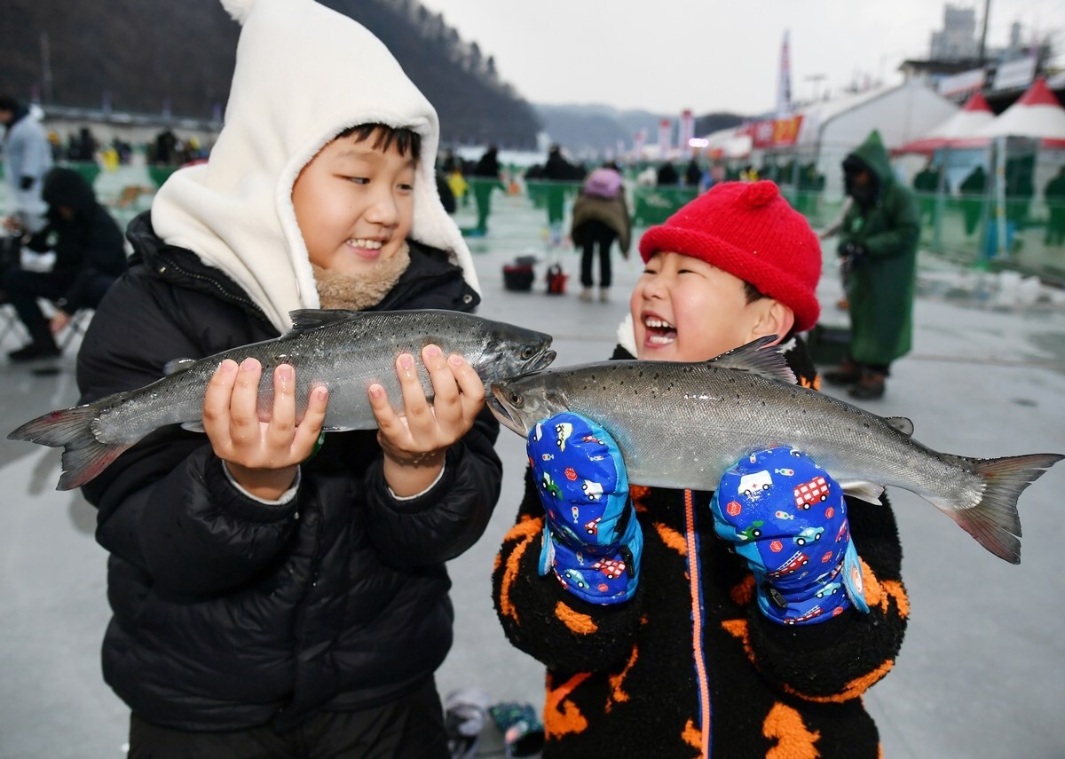 World-renowned ice fishing festival kicks off in Hwacheon