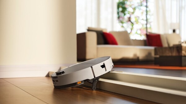 Roborock Saros 20 Sonic overcoming double-layered thresholds (PRNewsfoto/Roborock)