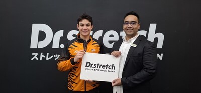 Malaysian fencer Saif Nordin (left), with Azri bin Khairudin, Area Manager at Dr.stretch Malaysia (right), at the partnership commemoration session held at Dr.stretch in Sunway 163 Mall, Mont Kiara, Kuala Lumpur, Malaysia. | Photo by News Hub Asia