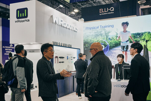 At CES 2026, Younbaek Lee, Co-CEO of global robotics company WIRobotics, explains the company’s products to visitors at the exhibition.