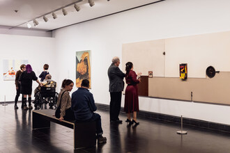 Des visiteurs posent leurs regards sur des oeuvres de l'exposition Le confort et l'indifférence. (Groupe CNW/Musée d'art contemporain de Montréal)