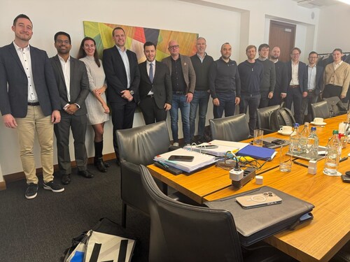 Successful closing of the transaction in Zurich (from left to right): Claudio D‘Amico, Robert Manikkuttiyil, Iris Rütter, Andreas Rudolf, Alessandro Capone, Marc Dutoit, Fabian Kröher, Ralph Nowak, Lorenzo Tencati, Tjardo Starsberg, Stephan Greber, Andreas Bättig, Roberto Di Grazia, Valérie Geiser