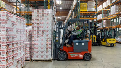 National Diaper Bank Network LA Food Bank receives shipment of Huggies Diapers.