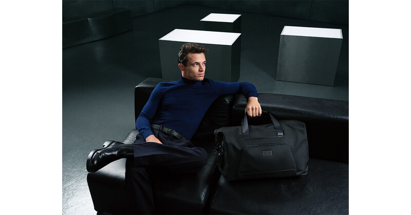 TUMI PREZENTUJE NOWĄ GENERACJĘ KOLEKCJI TUMI ALPHA W RAMACH KAMPANII REKLAMOWEJ Z UDZIAŁEM LANDO NORRISA I WEI DAXUNA