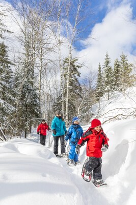 Toute la neige tombée au cours des dernières semaines est maintenant une raison supplémentaire de venir profiter des beautés naturelles et du paysage hivernal époustouflant de ce parc national abitibien. © SEPAQ Crédit Photo : Mathieu Dupuis | AIG - Parc national d'Aiguebelle | aig_180224_145.tif (Groupe CNW/Société des établissements de plein air du Québec)