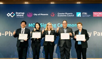 Group photo (From left: ITRI Executive Vice President Chen Li-wei; Startup Island TAIWAN Program Director Liu You-tong; Phoenix Mayor Kate Gallego; Tesoro Founder Andy Lombard; GPEC CEO Christine Mackay)