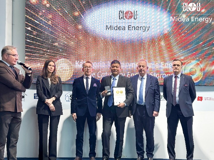 CLOU's Next-Gen Aqua-E261 & Aqua-X261 C&I BESS Debuts at Solar Energy Expo Warsaw, Winning Award in ESS Category
