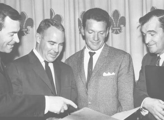 M. Gordon Thomson 2e à partir de la gauche (Groupe CNW/Les Éleveurs de porcs du Québec)