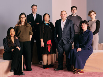 De gauche à droite, Joséphine Denis, Mojeanne Behzadi, François LeTourneux, Katsitsanoron Dumoulin-Bush, Stéphan La Roche, Mark Lanctôt, Audrey Genois et Valentine Umansky. Crédit : Richmond Lam (MAC). (Groupe CNW/Musée d'art contemporain de Montréal)