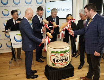 Daiichi Sankyo executives and guests participate in a traditional Kagami Biraki (sake barrel breaking) ceremony, symbolizing new beginnings, harmony and prosperity. (From left to right: Fatih Yedikardes, Magnus Gisel, Sunao Manabe, Miho Matsui, Hiroyuki Okuzawa, Tyler Allsopp). (CNW Group/Daiichi Sankyo)