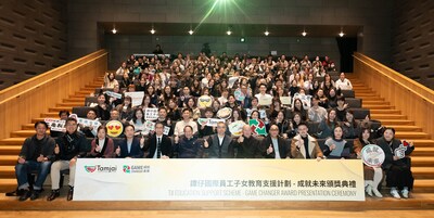 Mr Daren Lau, Chairman and Chief Executive Officer of TJI (Middle) is present at the Graduation Ceremony of TJI Education Sup