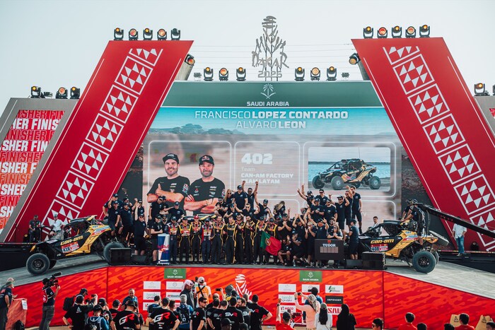 L’équipe de coureurs d’usine Can-Am South Racing célèbre une nouvelle victoire sur le podium du Rallye Dakar. (Groupe CNW/BRP inc.)