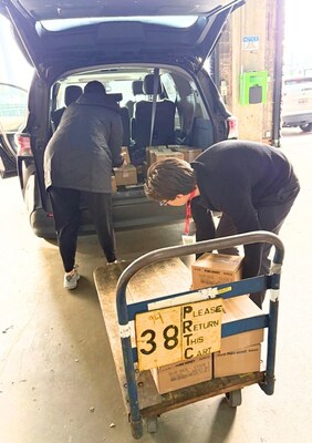 Volunteers at Second Helpings Atlanta load cases of Sue Bee® Clover Honey that will be distributed through the organization’s partner network to neighbors facing food insecurity across metro Atlanta.