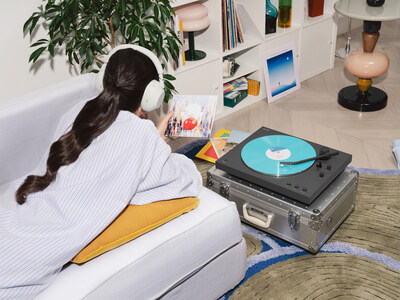 1-step Bluetooth connection makes it easy to pair with headphones, soundbars, and speakers, while built-in audio cables offer simple wired connectivity to receivers, amplifiers, and components.