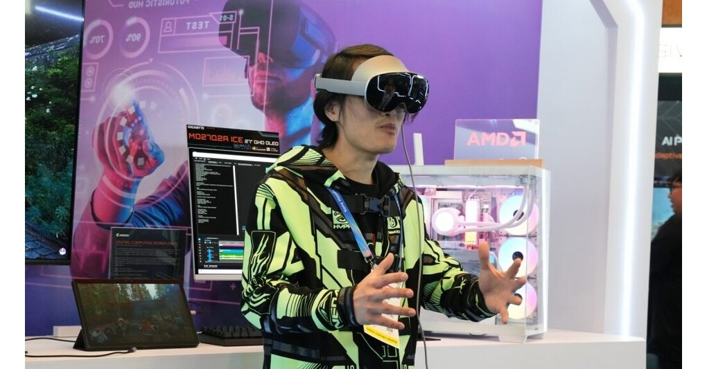 Einblick in die Rechenleistung hinter der räumlichen Filmproduktion: Hugh Hou geht in der GIGABYTE Suite während der CES 2026 praktisch ans Werk Einblick in die Rechenleistung hinter der räumlichen Filmproduktion: Hugh Hou geht in der GIGABYTE Suite während der CES 2026 praktisch ans Werk