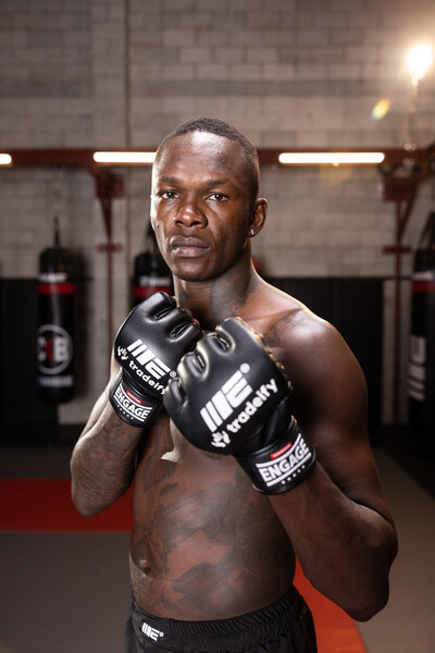 Israel Adesanya becomes the Global Brand Ambassador for Tradeify (PRNewsfoto/Tradeify)
