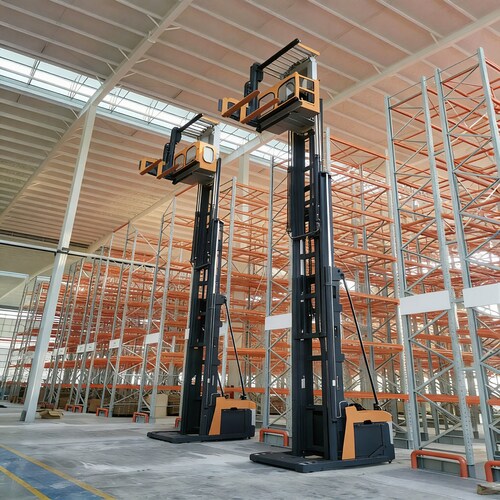 Customized industrial racking solutions by Everunion supporting high-density warehouse storage and efficient material flow in a real-world logistics environment.