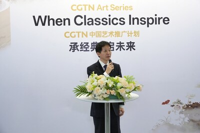Cai Shandi, el consejero cultural de la Embajada de China en Singapur habla en la exposición de CGTN en ART SG, Singapur, el 23 de enero de 2026. /CGTN (PRNewsfoto/CGTN)