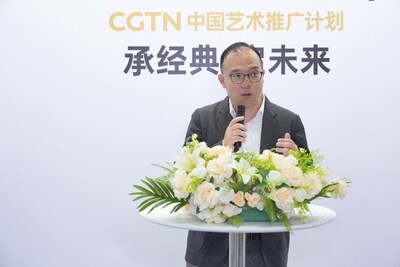 Seng Yu Jin, director de Conservación, Investigación y Exposiciones de la Galería Nacional de Singapur, habla en la exposición de CGTN en ART SG, Singapur, el 23 de enero de 2026. /CGTN (PRNewsfoto/CGTN)