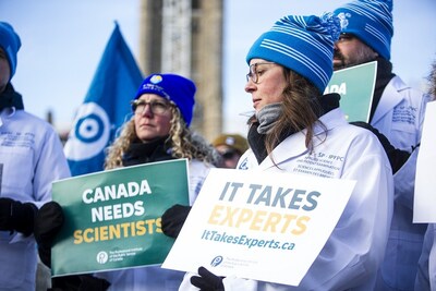 Federal scientists and researchers represented by the Professional Institute of the Public Service of Canada (PIPSC) braced the cold on Friday Jan 16, 2026 to demonstrate on Parliament Hill against cuts to federal science and the broader public service. (CNW Group/Professional Institute of the Public Service of Canada (PIPSC))