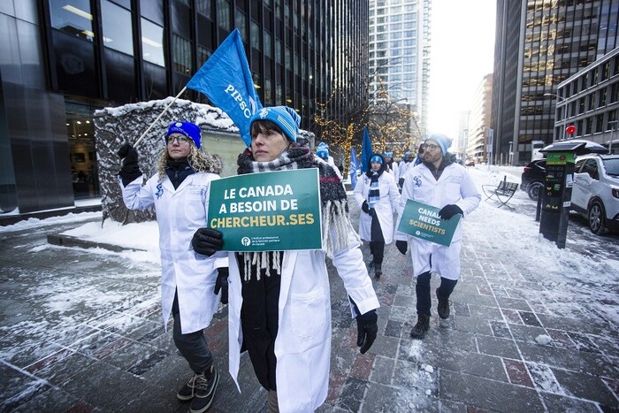 Les scientifiques et chercheur•ses fédéraux représentés par l'Institut professionnel de la fonction publique du Canada (IPFPC) ont bravé le froid vendredi le 16 janvier 2026 pour manifester sur la Colline du Parlement contre les coupes budgétaires imposées au secteur scientifique fédéral et à la fonction publique en général. (Groupe CNW/Institut professionnel de la fonction publique du Canada (IPFPC))