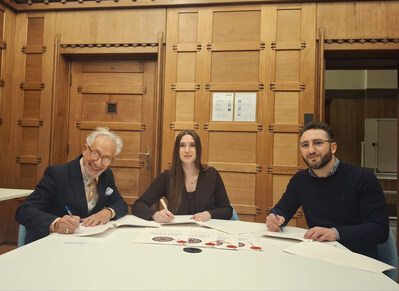 Founders of the Roma Embassy signing the Proclamation of The Hague – 3i Atlas • From left to right: Orhan Galjus, Esmeralda Hrustic and Aleksandar Gavrilovic