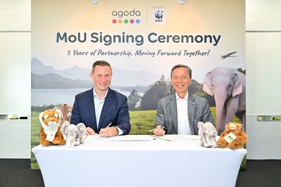 Andrew Smith, Senior Vice President, Supply, Agoda and Hsieh Fu Hua, Chairman, WWF-Singapore celebrate the launch of Eco Deals Program and the signing of a new five-year MOU Andrew Smith, Senior Vice President, Supply, Agoda and Hsieh Fu Hua, Chairman, WWF-Singapore celebrate the launch of Eco Deals Program and the signing of a new five-year MOU