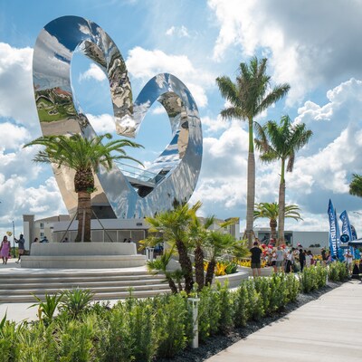 Iconic public art and inviting shared spaces shape the experience of living in Tradition, including the striking 73-foot Heart in Tradition sculpture. (CNW Group/Mattamy Homes Limited)