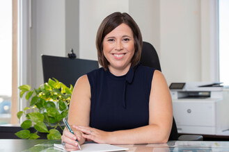 La présidente de l'Ordre des travailleurs sociaux et des thérapeutes conjugaux et familiaux du Québec, Valérie Fernandez, T.S. (Groupe CNW/Ordre des travailleurs sociaux et des thérapeutes conjugaux et familiaux du Québec)