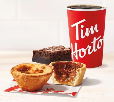 Tim Hortons® lance la nouvelle tartelette à la crème pâtissière et la tartelette aux pacanes, de petits plaisirs sucrés parfaits pour accompagner café, latte ou thé (Groupe CNW/Tim Hortons)
