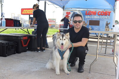Low Cost Pet Vax proporciona servicios y educación al cliente en español e inglés para ayudar a llegar a las comunidades hispanas desatendidas (PRNewsfoto/Low Cost Pet Vax)