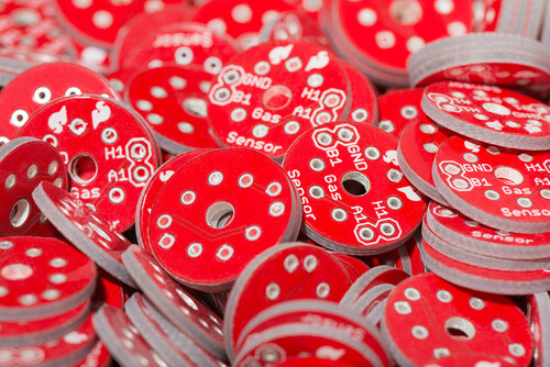 The proposed gas sensors demonstrate how solvent engineering leverages biodegradable polymers to achieve both high sustainability and device performance, ushering in a new paradigm for eco-friendly resource-efficient gas sensors.