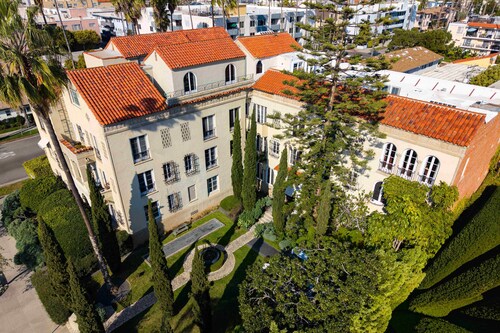 Maison Twenty Seven’s historic Mediterranean Revival villa, reimagined as an intimate boutique retreat in Santa Monica.