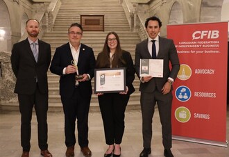 Paul Bajcer (Directeur général, division de la Réduction de la paperasserie, ministère de Service Alberta et de la Réduction de la paperasserie), Dale Nally, (ministre de Service Alberta et de la Réduction de la paperasserie, gouvernement de l’Alberta), Keyli Loeppky, (Directrice, Alberta et Affaires interprovinciales, FCEI), Kayode Southwood (Analyste principal des politiques, FCEI). (Groupe CNW/Fédération canadienne de l'entreprise indépendante)