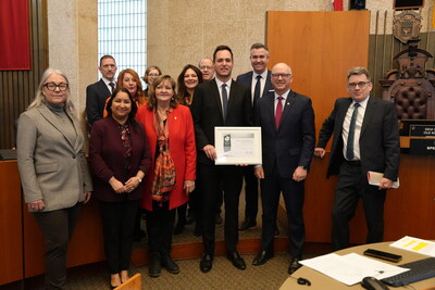 CFIB senior policy analyst for the Prairies and the North Tyler Slobogian (centre) presents an honourable mention to the City of Winnipeg Mayor Scott Gillingham and City Council. (CNW Group/Canadian Federation of Independent Business) CFIB senior policy analyst for the Prairies and the North Tyler Slobogian (centre) presents an honourable mention to the City of Winnipeg Mayor Scott Gillingham and City Council. (CNW Group/Canadian Federation of Independent Business)