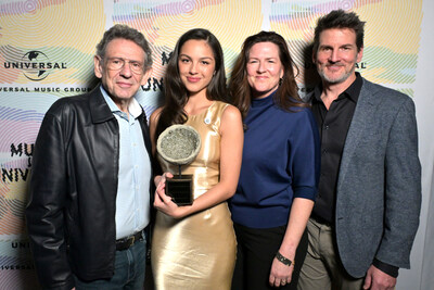 OLIVIA RODRIGO RECEIVES THE FOURTH ANNUAL UNIVERSAL MUSIC GROUP X REVERB AMPLIFIER AWARD. The award was presented at Sir Lucian Grainge’s 2026 Music is Universal Artist Showcase, one of the most anticipated events during music’s biggest weekend at nya Studios, Los Angeles. CA. Sat Jan 31, 2026. L-R. Sir Lucian Grainge, Chairman & CEO, UMG, Olivia Rodrigo, Lauren Sullivan (Reverb) and Adam Gardner (Reverb) Photo: Lester Cohen/ Getty Images for Universal Music Group.
