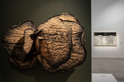 Manal AlDowayan。 《O’Sister》，2021 年。 埃爾奧拉皇家委員會收藏。 Gina Pane《Untitled》，1970 年。 巴黎（法國）龐畢度中心，國立現代藝術博物館 1990 年收藏。 鳴謝：Nick Jackson Photography