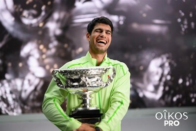 Oikos® Canada accueille la superstar mondiale du tennis Carlos Alcaraz comme ambassadeur de marque à la suite de sa victoire historique à l’Open d’Australie. Crédit photo: Tennis Australie (Groupe CNW/Danone Canada)