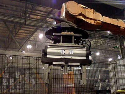 Designed for heavy payloads, the XRAY-S-5800 accurately positions large castings in horizontal machining centers.