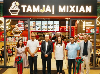 Mr Daren Lau, Chairman and CEO of TJI (right 1); Mayor Lani Cayetano (right 3); Congressman Jorge Bocobo (right 2); franchise partner Suyen Corporation and landlord representatives officiate the debut of TamJai Mixian in the Philippines.
