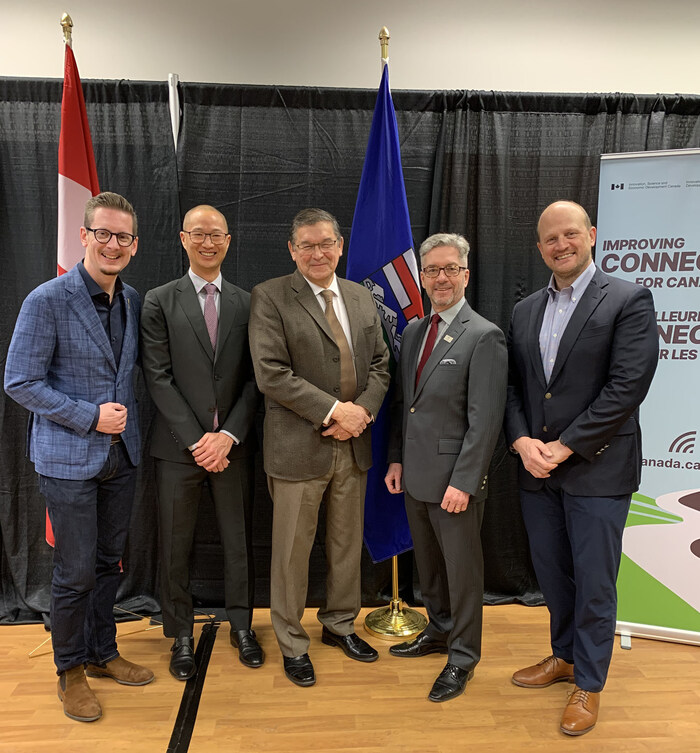 De gauche à droite : l’Honorable Nate Glubish, Ministre de la Technologie et de l’Innovation de l’Alberta; Geoff Lowe, Président et Chef de la Direction Financière, Xplore Inc.; l’Honorable Buckley Belanger, Secrétaire d’État (Développement rural) du Gouvernement du Canada; Rod Frank, Maire de comté de Strathcona; et Brent Johnston, Président et Chef de la Direction, Xplore Inc. (Groupe CNW/Xplore Inc.)