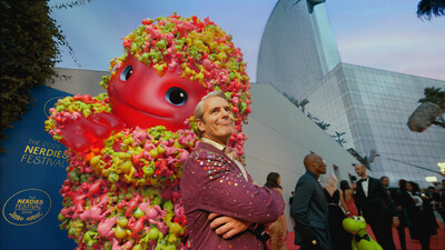 Together, Andy Cohen and Gummy walk the red carpet as Gummy transforms to MEGA, CRUNCHY, GUMMY, and JUICY – mirroring the satisfying multisensorial experience of the new NERDS Juicy Gummy Clusters candy.