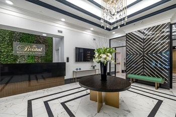 The Bristal at York Avenue provides a welcoming environment where residents can connect and participate in complimentary monthly lectures in partnership with Breakfast University.