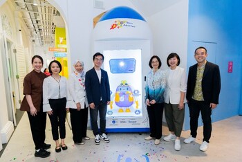 Launch of WonderBot 2.0 at the Children’s Museum Singapore. From left to right: Ms Koh Li Xin, Head, Business Development, HeritageSG; Ms Hannah Han, Associate Director, Tencent Global Public Affairs; Ms Asmah Alias, Director, Galleries, Exhibitions and Museums, HeritageSG; Mr Murphy Zhao, Country Manager, Tencent Singapore; Ms Chang Hwee Nee, Chair, HeritageSG & Chief Executive, National Heritage Board; Ms Ong Chiew Yen, Chief Executive, HeritageSG; and Mr Alvin Ting, Chief Operating Officer, HeritageSG.